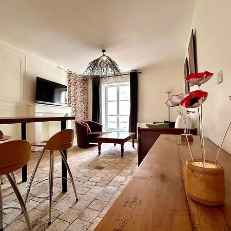 Duplex Centre-ville Entierement Renove